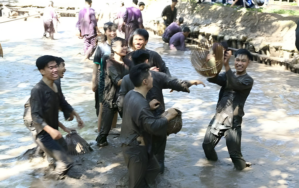 Bắt cá dưới bàu siêu thú vị