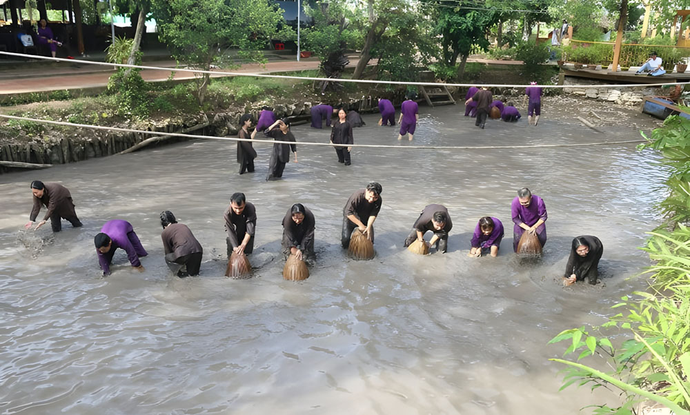 Bắt cá dưới bàu siêu thú vị