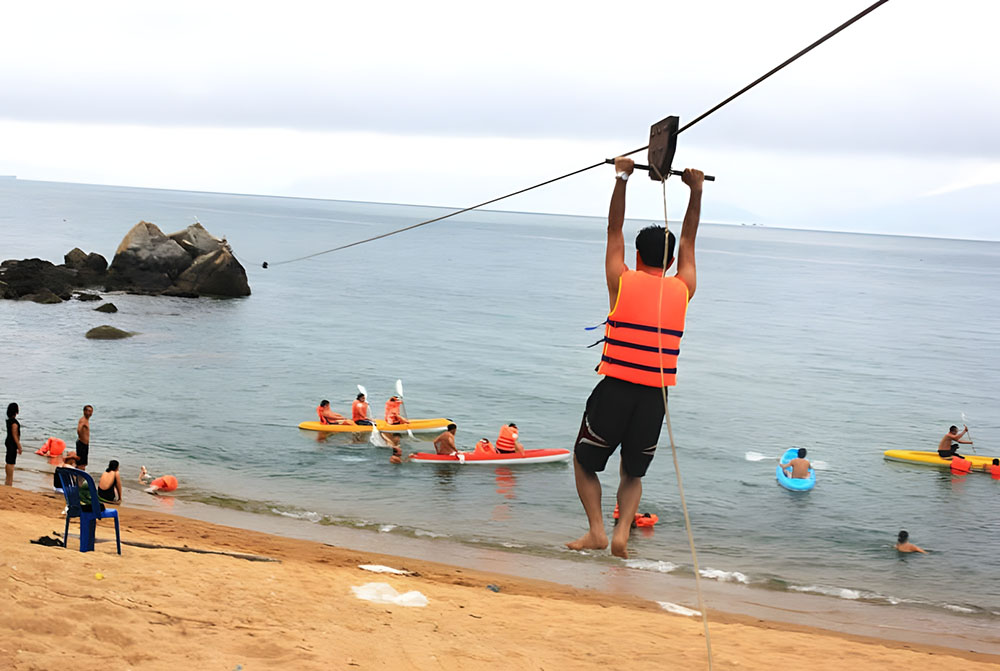 Đu Zipline trên không